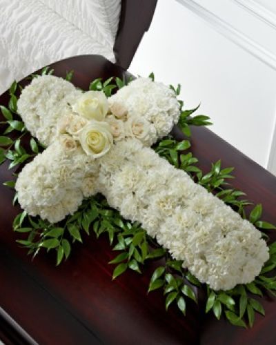 <p data-start="167" data-end="613">Honor a life rooted in faith and love with The FTD® Peaceful Memories™ Casket Spray. Designed in the shape of a cross, this striking floral display offers a heartfelt message of spiritual devotion, eternal peace, and the beauty of cherished memories. It is a comforting and meaningful way to say goodbye and express the depth of your love and respect.</p>
<p data-start="615" data-end="1003">At the center of the arrangement, soft white roses and spray roses provide a graceful focal point, while the full shape of the cross is formed from pure white carnations. Lush greenery accents the sides, adding contrast, texture, and natural elegance to the design. Carefully crafted to rest atop the casket, this arrangement brings a quiet strength and spiritual presence to the service.</p>
<p data-start="1005" data-end="1277">The white cross symbolizes peace, purity, and the hope of eternal life, making this spray ideal for religious services, memorials, or celebration of life ceremonies. It offers comfort not only to the family but also to every guest who shares in honoring a life well lived.</p>
<p data-start="1279" data-end="1644">Each Peaceful Memories™ Casket Spray is made fresh to order by the compassionate florists at Rosa’s La Hacienda in Boca Raton. We coordinate directly with local funeral homes and service venues to ensure timely, respectful delivery. Same-day service is available throughout Boca Raton and the surrounding areas, providing dependable support during a difficult time.</p>
<p data-start="1646" data-end="1941">Would you like to include a personal message with your tribute? Add your note during checkout and we will make sure it is delivered with care. The FTD® Peaceful Memories™ Casket Spray offers a reverent and beautiful way to remember someone who lived with grace and believed in something greater.</p>
<p data-start="1943" data-end="2061">Order today from Rosa’s La Hacienda and let us help you honor a loved one with a symbol of lasting peace and devotion.</p>